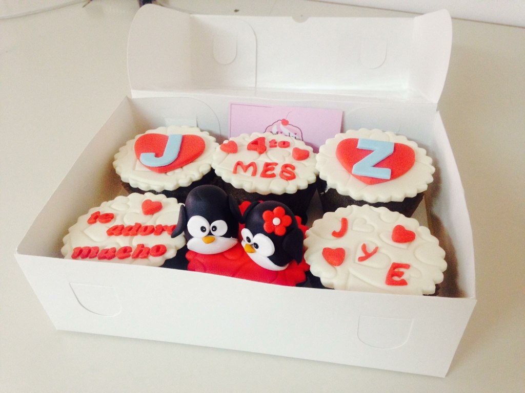 Picture of: Cajita de cupcakes #pingüinos para celebrar aniversario de