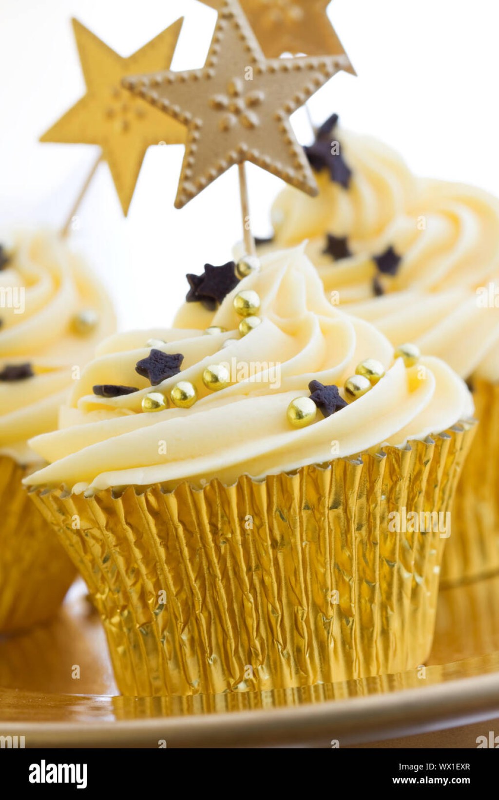 Picture of: Cupcakes dekoriert mit Schokolade Sterne und golden Dragees