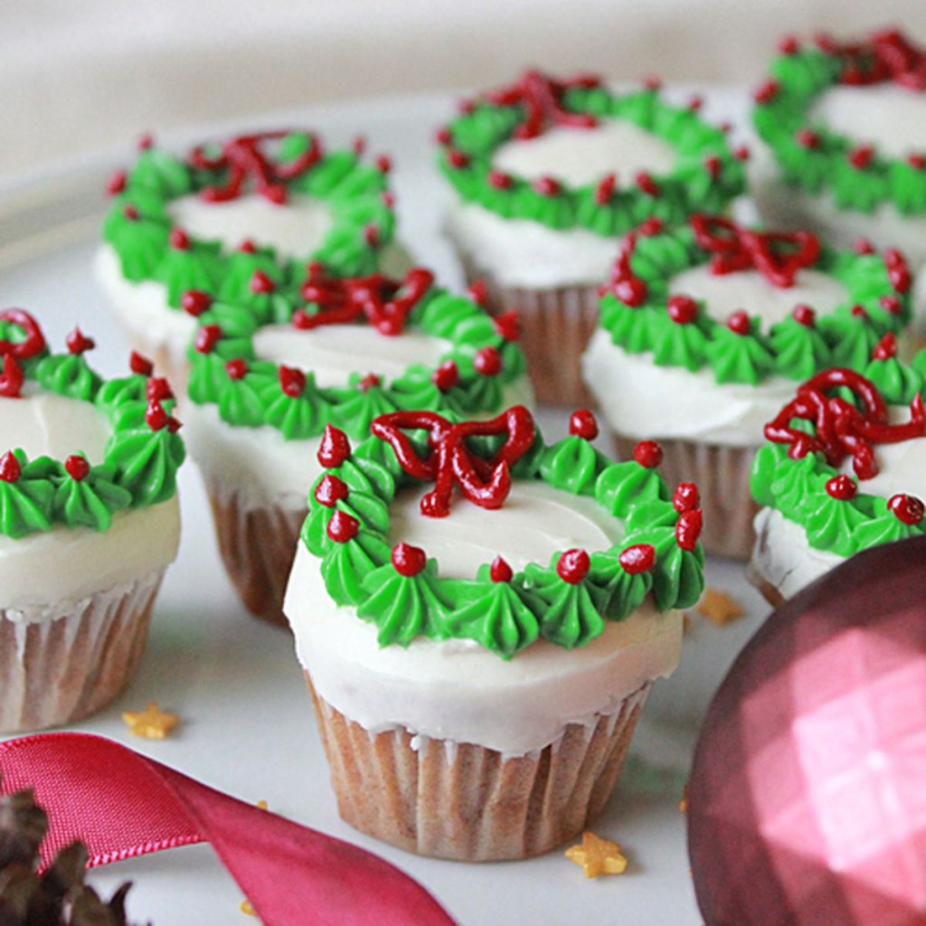 Picture of: Mini Christmas Wreath Cupcakes