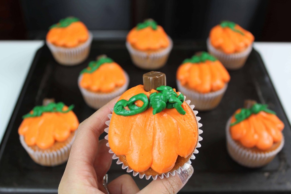 Picture of: Pumpkin Cupcakes With Cream Cheese Buttercream