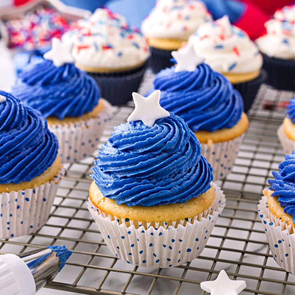 Picture of: Red White and Blue Cupcakes